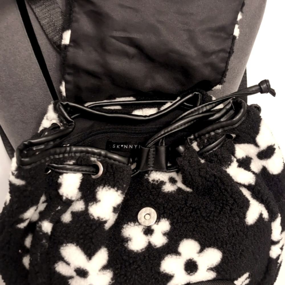 NWT MSRP$70 Skinnydip London Women's Scarlett  Flower Borg Small Backpack Black - Picture 3 of 6